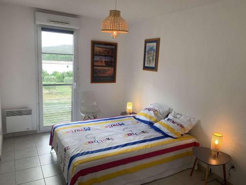 une chambre avec un lit, une table et une fenêtre dans l'établissement Appartement, 1 chambre, Piscine, Wifi..., à La Seyne-sur-Mer