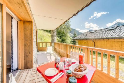 une table sur le pont d'une cabine dans l'établissement Résidence Les Balcons EtoilÉs - Appartement 4 au pied des pistes MAE-3374, à Champagny-en-Vanoise