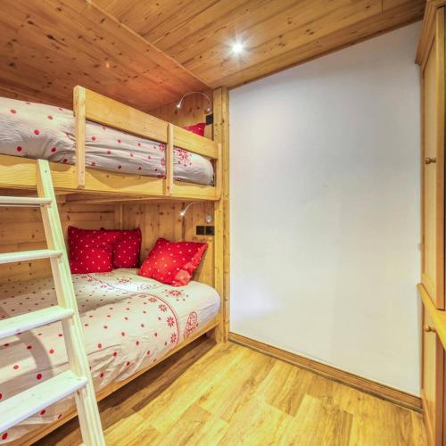 une chambre avec deux lits superposés et une échelle dans l'établissement Résidence Valeriane - La Valériane 103 - Très beau 2 pièces avec vue dégagée sur la vallée MAE-6304, à Valmorel