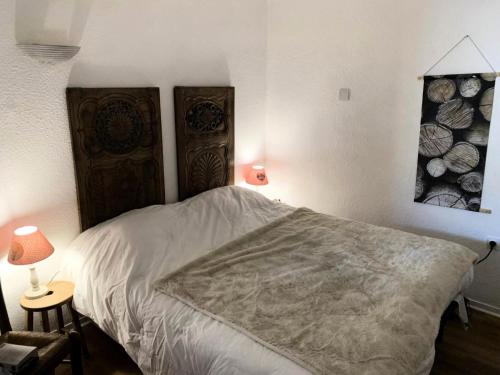 1 dormitorio con 1 cama con cabecero de madera en Residence Le Grand Bois - maeva Home - Appartement 2 pièces 2 personnes - S 824 en La Tania