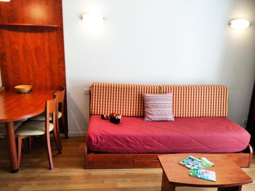 - un canapé dans le salon avec une table dans l'établissement Résidence Pic Du Midi - 2 Pièces pour 4 Personnes 074, à La Mongie