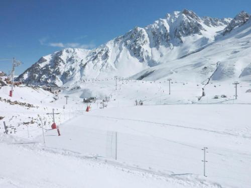 une piste de ski enneigée avec une montagne en arrière-plan dans l'établissement Résidence Pic Du Midi - 2 Pièces pour 4 Personnes 074, à La Mongie