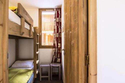 une chambre avec deux lits superposés et une fenêtre dans l'établissement Résidence Cheval Blanc - Le Cheval Blanc C3 - Splendide appartement offrant une vue magnifique MAE-6334, à Valmorel