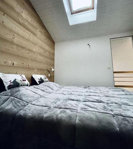 une chambre avec un grand lit dans une pièce dans l'établissement Résidence Lauzes - Les Lauzes 43 - Magnifique duplex, moderne et chaleureux MAE-4034, à Valmorel