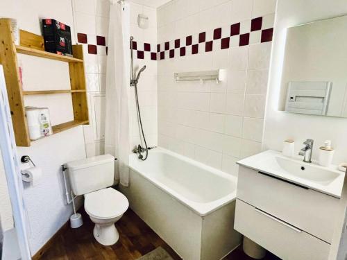 une salle de bain avec toilettes, baignoire et lavabo dans l'établissement Résidence Lauzes - Les Lauzes 43 - Magnifique duplex, moderne et chaleureux MAE-4034, à Valmorel
