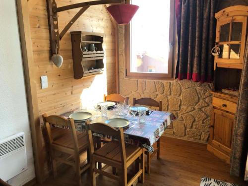 - une salle à manger avec une table et des verres à vin dans l'établissement Résidence Clairiere - La Clairière 2 - Joli studio avec magnifique vue sur la station MAE-4334, à Valmorel