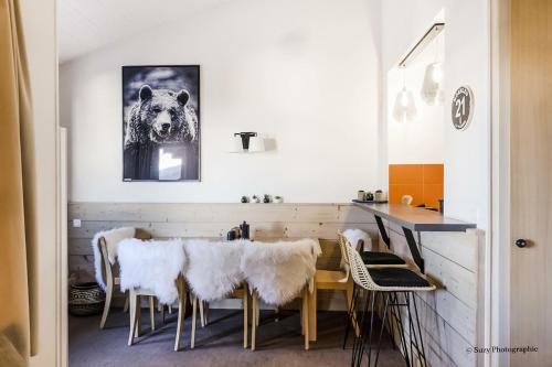 une salle à manger avec une table et des chaises dans l'établissement Résidence Plagne Lauze - maeva Home - Appartement 2 pièces 7 personnes avec vue montagne - Prestige - super Home MAE-5794, à Mâcot La Plagne