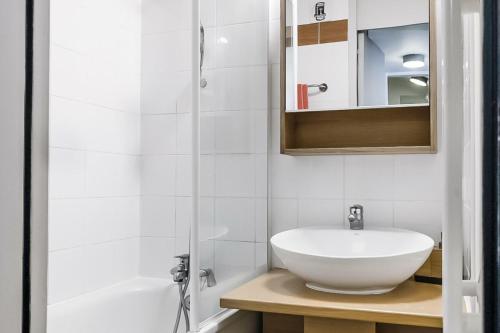 une salle de bain blanche avec un lavabo et une douche dans l'établissement Résidence Plagne Lauze - maeva Home - Appartement 2 pièces 7 personnes avec vue montagne - Prestige - super Home MAE-5794, à Mâcot La Plagne