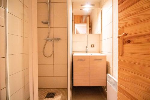 La petite salle de bains est pourvue d'une douche et d'un lavabo. dans l'établissement MUCILLON G - Appartement MUCILLON 794, à Valmorel