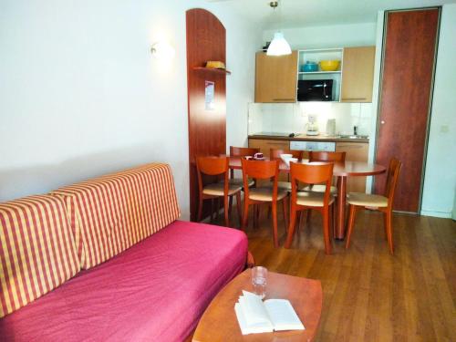 un salon avec un canapé et une table et une cuisine dans l'établissement Résidence Pic Du Midi - Apt n°41 - 1er étage - Bâtiment Campan2 MAE-8604, à La Mongie