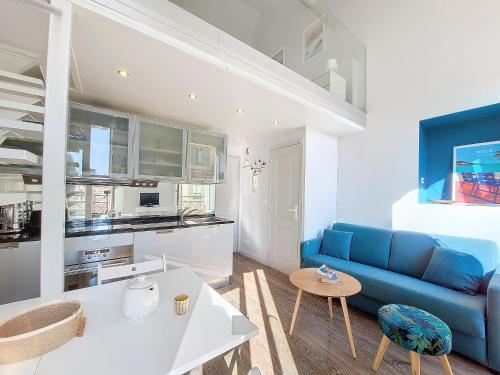 un salon avec un canapé bleu et une table dans l'établissement Nestor&Jeeves - ECLAT NICOIS - Central - Near beach, à Nice