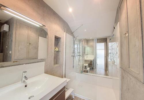 une salle de bain blanche avec un lavabo et une douche dans l'établissement Nestor&Jeeves - ECLAT NICOIS - Central - Near beach, à Nice