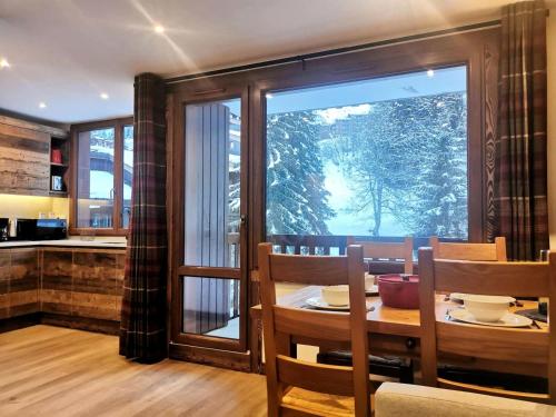 une salle à manger avec une table et une grande fenêtre dans l'établissement Résidence Ruisseau - Le Ruisseau 25 - Très bel Appartement 3 pièces proches des pistes MAE-4594, à Valmorel