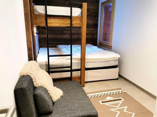 - une chambre avec des lits superposés et un canapé dans l'établissement Résidence Cotes - Les Côtes 12 - 3 pièces entièrement rénové, proche du centre MAE-4604, à Valmorel