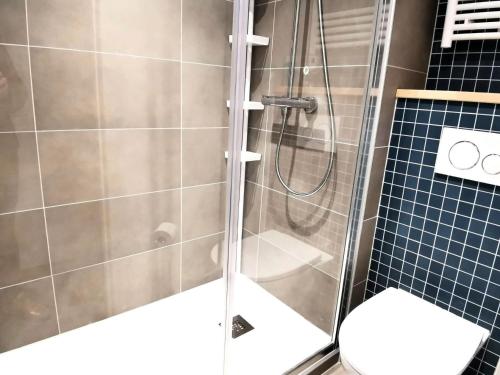 une douche avec une porte vitrée dans une salle de bain dans l'établissement Résidence Cotes - Les Côtes 12 - 3 pièces entièrement rénové, proche du centre MAE-4604, à Valmorel