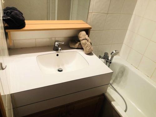 une salle de bain avec un lavabo et une baignoire dans l'établissement Résidence Sapiniere - La Sapinière 16 - Très joli 2 pièces au cœur de la nature MAE-1724, à Valmorel