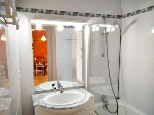 biała łazienka z umywalką i prysznicem w obiekcie Résidence Pic Du Midi - 2 Pièces pour 4 Personnes 654 w mieście La Mongie
