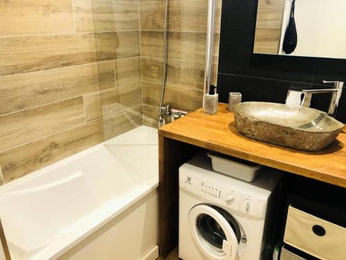 une salle de bain avec un lavabo et une machine à laver dans l'établissement Résidence Camarine - La Camarine 19 - Joli 2 pièces avec mezzanine MAE-4614, à Valmorel