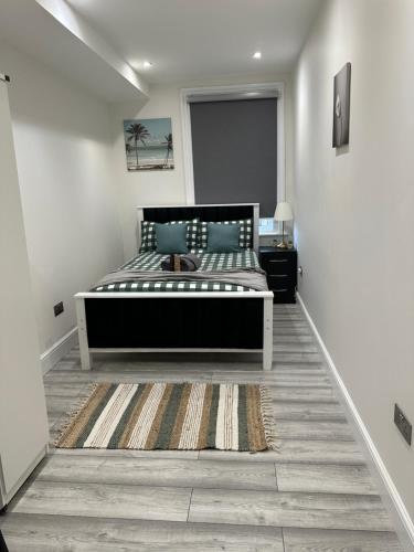 a bedroom with a bed and a rug at Guest&rest Ealing 5 in Ealing