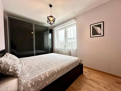 Llit o llits en una habitació de Mieszkanie na Dąbrowie