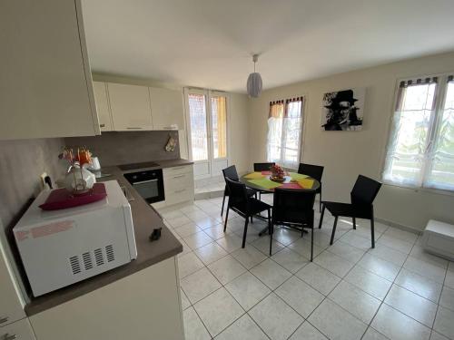 une cuisine et une salle à manger avec une table et des chaises dans l'établissement Vue mer au coeur de Saint Mandrier, 3 chambres, climatisation, wifi (fibre), à Saint-Mandrier-sur-Mer
