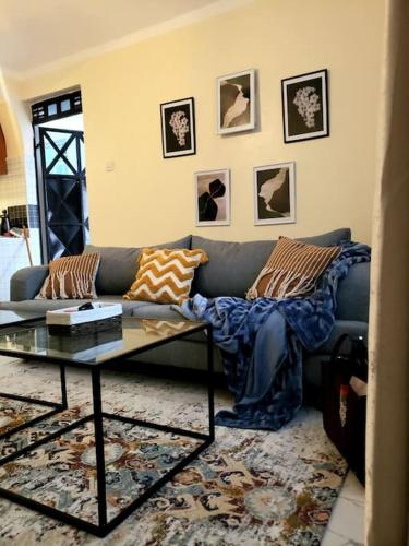 Zona d'estar a Cozy apartment-Java Blue Embu