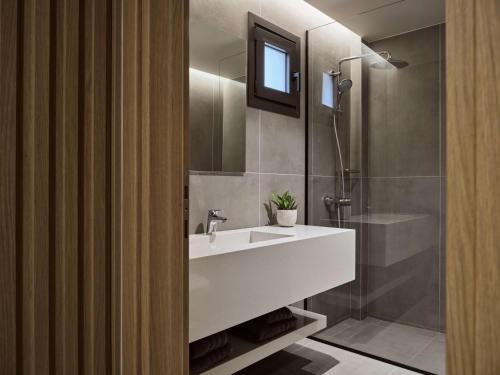 Kúpeľňa v ubytovaní Elounda Palm Hotel & Suites