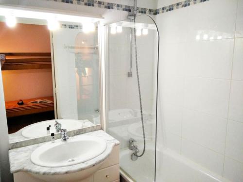 y baño con lavabo blanco y ducha. en Résidence Pic Du Midi - Studio pour 4 Personnes 774, en La Mongie