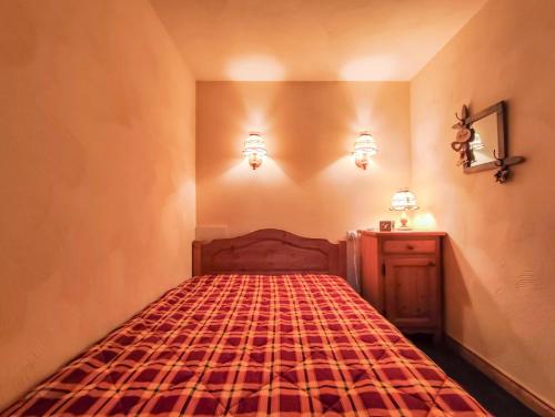 - une chambre avec un lit et des lumières sur le mur dans l'établissement VALERIANE G - Appartement VALERIANE 734, à Valmorel