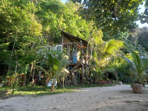 a house on the side of the road at Sumatra Ecolodge in Sungaipisang