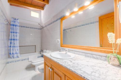 ファラニチュにあるCasa Masのバスルーム(洗面台、トイレ、鏡付)