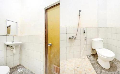een badkamer met een toilet en een wastafel bij RedDoorz near Plaza Araya Malang in Blimbing