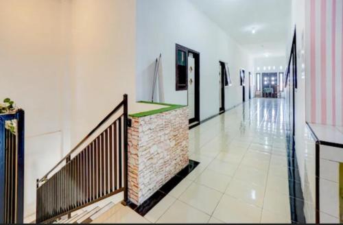 Телевизор и/или развлекательный центр в RedDoorz near Plaza Araya Malang