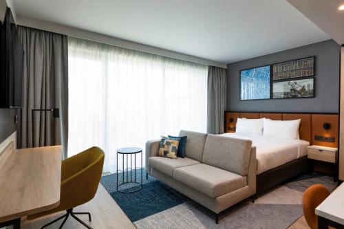 ディーゲムにあるResidence Inn by Marriott Brussels Airportのベッドとソファ付きのホテルルーム