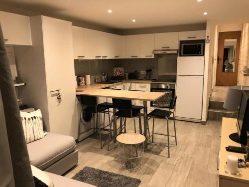 a kitchen with a table and chairs in a room at Résidence Gentiannes - Appartements pour 5 Personnes 544 in Vars