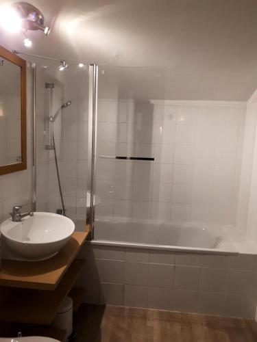 une salle de bain avec une douche, un lavabo et une baignoire dans l'établissement Résidence Plagne Lauze - maeva Home - Appartement 3 pièces 7 personnes - Prestige MAE-1954, à Mâcot La Plagne