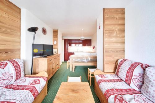 un salon avec deux canapés et une table dans l'établissement Résidence Le Hameau du Sauget - maeva Home - Appartement 2 pièces 7 personnes - Sélection MAE-2914, à La Plagne Tarentaise