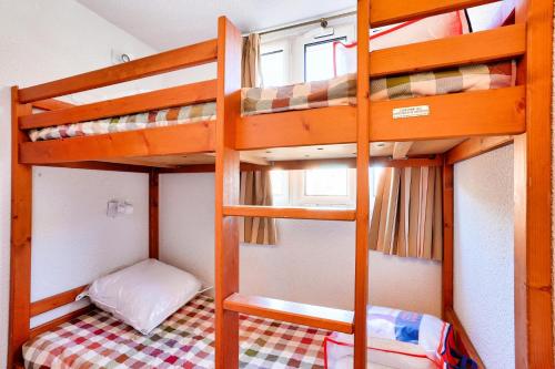 ヴァールにあるLes Myrtilles - maeva Home - Appartement 2 pièces 6 personnes - Confort 854の二段ベッド2組が備わるベッドルーム1室