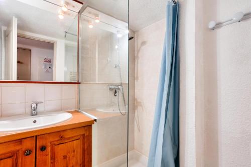 ヴァールにあるLes Myrtilles - maeva Home - Appartement 2 pièces 6 personnes - Confort 854のバスルーム(シンク、シャワー付)