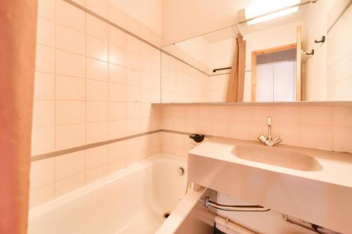 une salle de bain avec un lavabo et une baignoire dans l'établissement Résidence Le Hameau du Sauget - maeva Home - Appartement 2 pièces 7 personnes - Sélection MAE-2914, à La Plagne Tarentaise