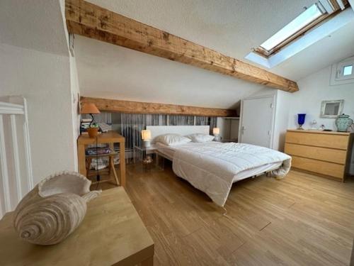 une chambre avec un grand lit et un bureau dans l'établissement Piscine, plage à pied, 2 chambres, à Six-Fours-les-Plages