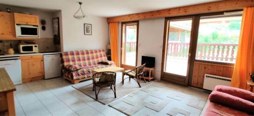 ein Wohnzimmer mit einem Sofa und einem Tisch in der Unterkunft Résidence Mouflons - 3 Pièces pour 6 Personnes 994 in Vars