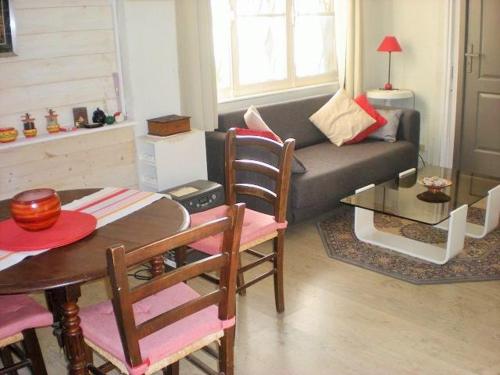 un salon avec un canapé et une table dans l'établissement A 50 m de la mer, accès en face de la maison, à La Seyne-sur-Mer