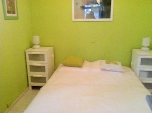 - une chambre verte avec un lit et 2 tables de chevet dans l'établissement A 50 m de la mer, accès en face de la maison, à La Seyne-sur-Mer