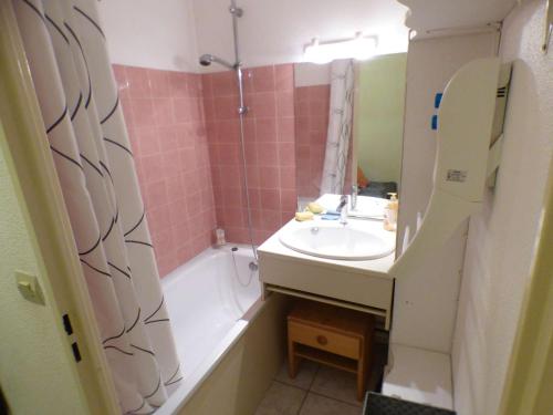 une salle de bain avec une baignoire et un lavabo et une baignoire dans l'établissement Grande terrasse, piscines, tennis, crique, plage..., à Saint-Mandrier-sur-Mer