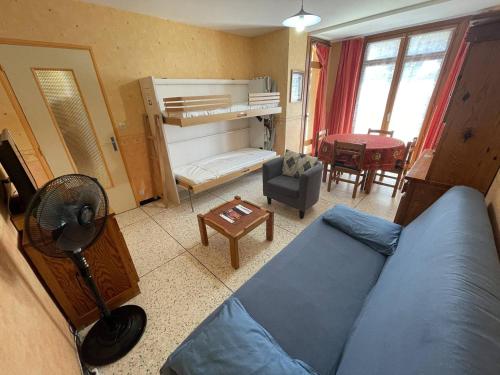 un salon avec un canapé bleu et une table dans l'établissement Vue mer, plage en face, tout à pied, à Saint-Elme