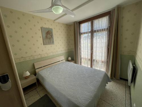 une chambre avec un lit et une fenêtre dans l'établissement Vue mer, plage en face, tout à pied, à Saint-Elme