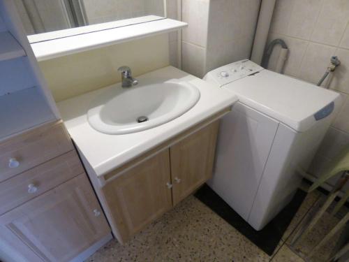 une salle de bain avec un lavabo blanc et un miroir dans l'établissement Vue mer, plage en face, tout à pied, à Saint-Elme