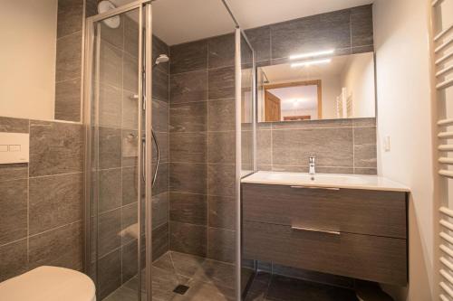 bagno con doccia e lavandino di Résidence LUMI BATIMENT B - Appartement LUMI B pour 5 Personnes 024 a Valmorel