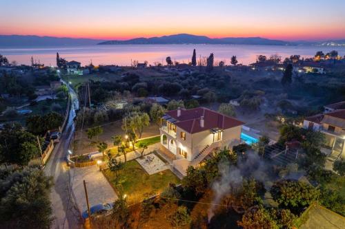 una vista aérea de una casa con puesta de sol en Kostis Orange Resort, en Volos